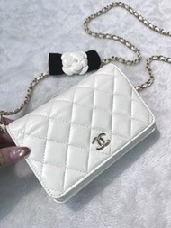 平放‼️Chanel/香奈兒 woc新款山茶花白色金扣woc鏈條發財包 🧚‍♀️尺寸約19*12 鐳射31開 好美的白雪公主🌸一包難求