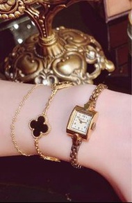 日本專櫃品牌 輕珠寶 Agete CLASSIC   經典稀有款 黃金燙金色  典雅古典氣質細緻 格紋面盤 復古風格  典雅方型小錶徑 金色鏈帶手鍊錶 輕珠寶 復刻 手錶 腕錶 輕奢復古細緻搭配
