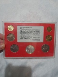 一套九七香港回歸紀念幣，中間一個小平像，售價250