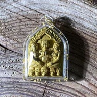 龍達歐 坤平抱女