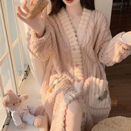 成人女裝珊瑚絨睡袍 兩色選 均碼 $120/套