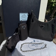 近新Prada Re-Edition 2005 Re-Nylon黑色尼龍銀牌銀鍊帆布背帶三合一手提兩用腋下包