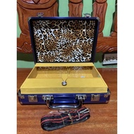 36 capacity aluminum tari case with fiber glass slimtype gaffing accesories