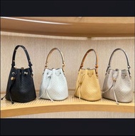 Tory Burch 💕新款壓花牛皮水桶包