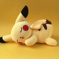 Boneka Mainan Pokemon Plushie 2025ใหม่ Pikachu ของเล่นตุ๊กตาตำแหน่งนอนตุ๊กตา Eevee ของเล่นนุ่มสำหรับ