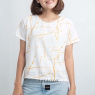 เสื้อทรงฟรีไซส์ เนื้อเรียบลื่น  สีขาวและกรม ลายเส้นสีมัสตาร์ด ใส่ง่ายไม่รัดรูป มีซับในใส่สบาย