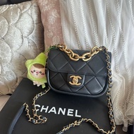 香奈兒迷你口蓋包 熱門款 芯片款  黑色 手提包 斜挎包 斜背 側背 Chanel Black Quilted mateless Mini Flap Messenger with Top Chain 