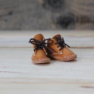 【穎川手創】迷你小鞋吊飾/馬丁鞋/鑰匙圈/DIY材料包 (裁片有打孔) PKIT SH001 手縫皮革材料包-黃棕色