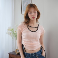 LUCA STUDIO_Amada Top - เสื้อครอป ผ้ายืดคอตต้อน สีชมพูอ่อน ดีเทลรูดด้านข้าง ตกแต่งตัวอักษรสแตนเลสLuc