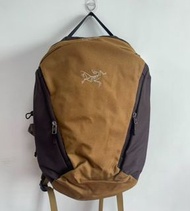 黑色背包全新始祖鳥Mantis+26L雙肩包，帶吊牌，保存很好，冇啥使用痕跡，容量26L，尺寸47.5×27.5×25cm