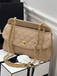 Chanel vintage 米色羊皮鏈條包。尺寸25cm，配色優雅法式♥️成色不錯，原始成色。配件防塵袋有標