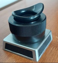 Pentacon Six 中片幅相機用的放大取景器（loupe finder）。