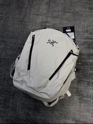 始祖鳥ARC'TERYX Mantis 26L雙肩包，灰白色，吊牌還喺，冇用過，成色特好！