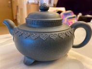 紫砂茶壺 （雲紋肩三足鼎壺）顧景舟款 430 mL