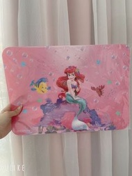美人魚大枱墊硬膠東京海洋迪士尼園內限定。代購Disney日本東京迪士尼限定正版絕版中古 美人魚Ariel The Little Mermaid小胖沙巴信公仔frgure擺設Qposket