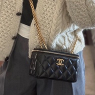 Chanel 香奈兒 黑金羊皮 金柱調節扣 長盒子包 化妝包