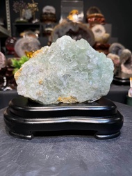 Fluorite raw stone 💯天然绿萤石原矿1.35kg + 特制实木底座 ➡️绿色萤石它是最具有稳定情绪力量的一种，它能够驱除气场里面过剩的力量，并且吸纳人体气场里的负面气场，从而来压制人