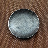 復古染黑 手作鍛敲槌目紋圓形純錫杯托(8cm)