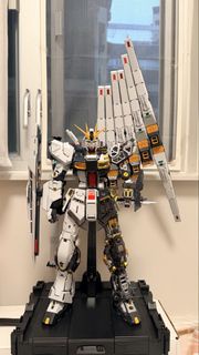 已砌 PG  RX-93 牛高達，連副廠燈