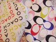 全新美國品牌 COACH 白底經典多色彩 LOGO 雙面長條型絲巾領巾，下標就賣！免運費！