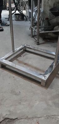 Khung inox cho con chim vẹt đứng và máng hứng thức ăn cho  vẹt . Hàng đăṭ làm theo yêu cầ