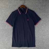 Fred Perry ราคาพิเศษรหัสขาด FP สายหูฟังข้าวสาลีปักโลโก้ธุรกิจแขนลำลองขาสั้นของผู้ชายเสื้อโปโล