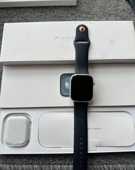 蘋果手錶S9 45蜂窩版銀色，Apple Watch S9 45銀色蜂窩成色98新電池百分百，全套包裝都在充電器錶帶都有，保修到2024年10.30號整體成色好好屏幕無劃痕，邊框無磕碰，原裝包裝盒都有。