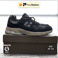 2002r BLACK GREY SNEAKERS