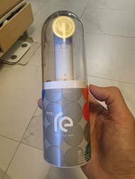 HTC RE 迷你防水攝影機。它採用獨特的「水管」造型設計，方便單手持握操作。