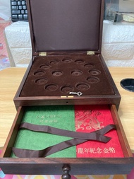 罕有出售！原裝全新「香港紀念金幣錦盒」！擺放由1975年～1987年12生肖和英女皇訪港兩次共14個金幣和証書！而1981年政府發行木製金幣錦盒以供收藏家配套收藏！總發行量470個！3小時賣完！另到一