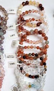 菜花玉、白水體紅草莓晶 、糖果碧璽 、五行石 、羽毛螢石、   白松石 、蒙古松石、緋紅瑪瑙、櫻花瑪瑙、彩膠花、胭脂瑪瑙、阿拉善、彩月光、紅泥／膠花閃靈鑽、白水晶、彩幽靈、粉晶、魔根石、阿魯沙、金／銀