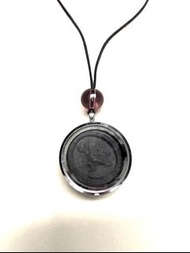 金剛手菩薩，藏地 老藥擦 有傳承供養藥擦擦，背後有殊勝裝藏，已配好噶嗚盒方便供奉佩戴。金剛手菩薩，能具足大威權，制服諸魔外，消滅一切地水火風空等所生之諸難，一切所求，無不如願成就。僅一尊結緣。