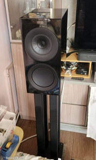 KEF ，R3書架揚聲器，(不是入門级)。用了2年，新淨，包腳架，29半高。牌子:Tubendoqy，T2