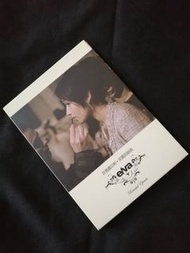 蕭亞軒~首選蕭亞軒~美麗的插曲 2CD (首批限量精裝紙盒版)蕭亞軒於2004年7月16日發行的第一張個人新歌精選輯。出道7張專輯海報復刻卡，44頁膠裝全彩歌詞本，精美紙盒，特殊包裝，三首新歌：美麗的