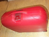 罕售經典型格新秀麗紅色Samsonite Red Large Luggage Suitcase29寸復古硬殼旅行行李箱行李喼電影道具手提箱
，箱子表面有鎖扣，可以安全地存放物品。