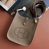 ::HERMES:: K刻 Mini Evelyne 16大象灰小牛皮金釦鏤空洞H LOGO灰背帶肩背斜背包