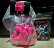 抽選限定  (B.D.U.) Shocking pink Blunt Force Trauma 赤目天使 Godzilla，三頭機械哥斯拉螢光粉紅色，Sofubi 素體搪膠公仔，連插圖集