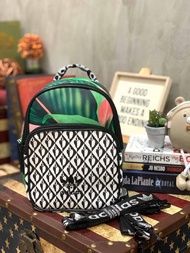 กระเป๋าสะพาย ADIDAS AUTHENTIC IP MINI BACKPACK กระเป๋าที่เปลี่ยนได้ถึง3ลุคช์ ซึ่งเป็นได้ทั้งเป้ สะพาย ครอสบอดี้ หรือจะถือเก๋สุดๆ วัสดุหนังpu