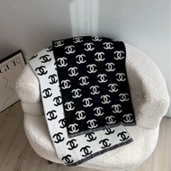 Chanel 經典熊貓logo圍巾