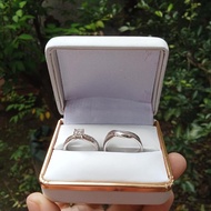 1paket Cincin pernikahan /Wedding Ring By Spilla jewelry terbuat dari logam mulia yang terdiri dari 