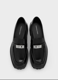 全新！Charles & Keith Lando 金屬釦厚底樂福鞋 - 亮面黑