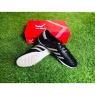 3-stripe soccer cleats