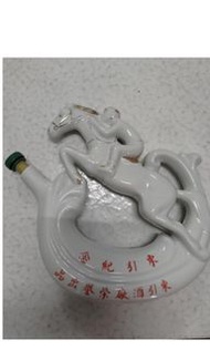 古董老件陶瓷東引紀念空酒瓶，躍馬中原高29長29寬8公分
