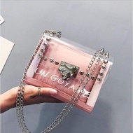 Goyave手提袋手提袋 🌟 材质：软PU🌟 颜色：黄，蓝，黑，粉💫 尺寸：17.5（L）x 8（W）x 14cm（H）（链长120cm）