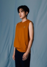 คร็อคโคไดล์เสื้อยืดคอกลมแขนกุดสีน้ำตาลพัมกิ้นสไปซ์ทรงคัสตอมฟิต CROCODILE PUMPKIN SPICE CUSTOM FIT S