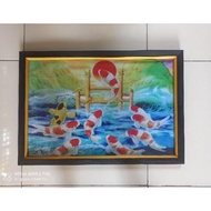 Hiasan dinding cetak gambar lukisan ikan koi melompati gerbang naga plus bingkai ukuran 45x65cm