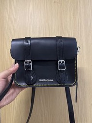 Dr. Martens 黑色斜背包