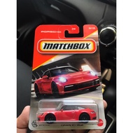 Porsche 911 Targa merah menyala