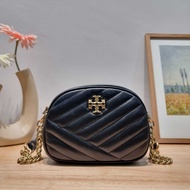 กระเป๋าสะพายข้าง ขนาดเล็ก TORY BURCH KIRA CHEVRON SMALL CAMERA BAG