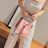 LV 路易威登粉紅色NÉONOÉ BB Epi水波紋水桶包 可手提 肩背 斜背